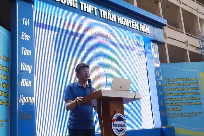 Thầy Nguyễn Minh Quý - Hiệu trưởng Trường Trung học phổ thông Trần Nguyên Hãn dành thời gian gần 40 phút để chia sẻ với các bậc cha mẹ, các em học sinh (Ảnh: Phạm Linh) Thầy Nguyễn Minh Quý - Hiệu trưởng Trường Trung học phổ thông Trần Nguyên Hãn dành thời gian gần 40 phút để chia sẻ với các bậc cha mẹ, các em học sinh (Ảnh: Phạm Linh)
