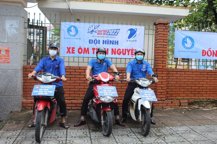 Tình nguyện viên hoá thân thành “xe ôm” miễn phí đưa đón thí sinh (Ảnh: CTV) Tình nguyện viên hoá thân thành “xe ôm” miễn phí đưa đón thí sinh (Ảnh: CTV)