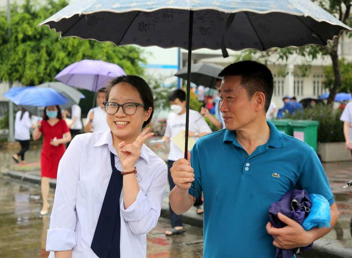 Thí sinh rời phòng thi với tâm trạng phấn khởi, đánh giá đề thi năm nay vừa sức và có sự phân hoá cao (Ảnh: CTV) Thí sinh rời phòng thi với tâm trạng phấn khởi, đánh giá đề thi năm nay vừa sức và có sự phân hoá cao (Ảnh: CTV)