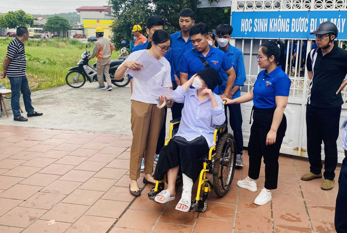 Thí sinh bị gãy chân được lực lượng thanh niên tình nguyện hỗ trợ vào phòng thi an toàn (Ảnh: CTV) Thí sinh bị gãy chân được lực lượng thanh niên tình nguyện hỗ trợ vào phòng thi an toàn (Ảnh: CTV)