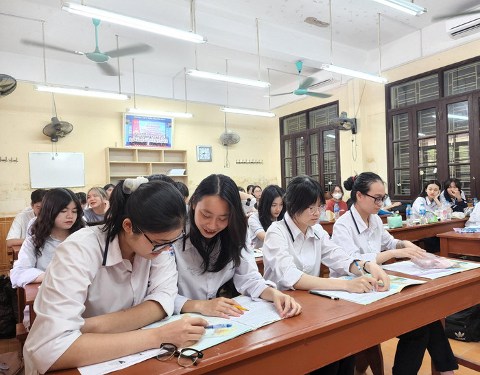 Ôn luyện, hệ thống kiến thức, thầy và trò Trường Trung học phổ thông Trần Nguyên Hãn cũng không quên dành thời gian thư giãn (Ảnh: Phạm Linh) Ôn luyện, hệ thống kiến thức, thầy và trò Trường Trung học phổ thông Trần Nguyên Hãn cũng không quên dành thời gian thư giãn (Ảnh: Phạm Linh)