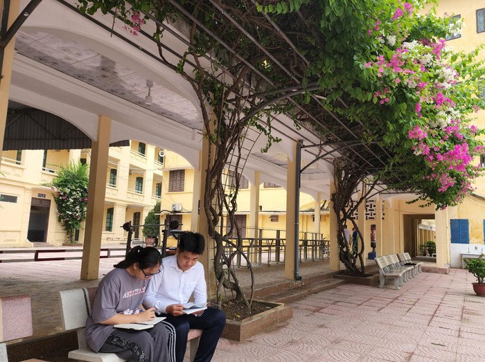 Em Trịnh Xuân Mai (bên trái) trao đổi bài tập cùng bạn học (Ảnh: Phạm Linh) Em Trịnh Xuân Mai (bên trái) trao đổi bài tập cùng bạn học (Ảnh: Phạm Linh)