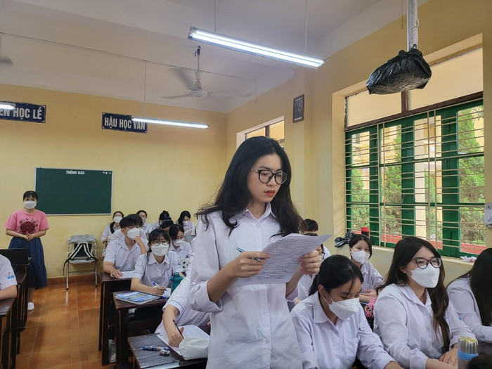 Giáo viên hỗ trợ học sinh tìm ra những lỗi thường gặp khi làm đề để tìm biện pháp khắc phục (Ảnh: Lã Tiến) Giáo viên hỗ trợ học sinh tìm ra những lỗi thường gặp khi làm đề để tìm biện pháp khắc phục (Ảnh: Lã Tiến)