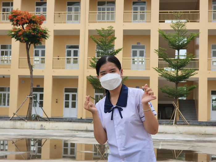 Kim Chi cũng gửi lời chúc tới các bạn trước khi bước vào Kỳ thi tốt nghiệp Trung học phổ thông năm 2022: “Em chúc các bạn học sinh khối 12 của Trường Trung học phổ thông Lê Chân cũng như các bạn ở trường khác luôn giữ vững tâm lý, phát huy tốt nhất tại kỳ thi và đỗ vào trường theo nguyện vọng!” (Ảnh: Phạm Linh) Kim Chi cũng gửi lời chúc tới các bạn trước khi bước vào Kỳ thi tốt nghiệp Trung học phổ thông năm 2022: “Em chúc các bạn học sinh khối 12 của Trường Trung học phổ thông Lê Chân cũng như các bạn ở trường khác luôn giữ vững tâm lý, phát huy tốt nhất tại kỳ thi và đỗ vào trường theo nguyện vọng!” (Ảnh: Phạm Linh)