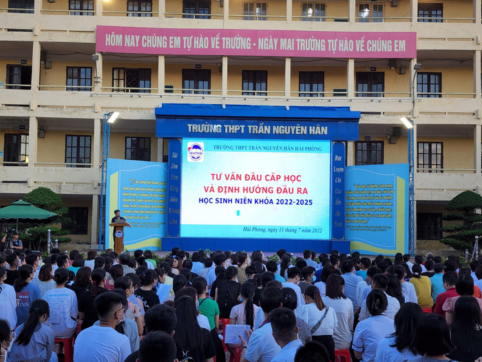 Phụ huynh và học sinh trúng tuyển vào lớp 10 Trường Trung học phổ thông Trần Nguyên Hãn được tìm hiểu về kế hoạch giáo dục của nhà trường theo chương trình Giáo dục phổ thông 2018 để có lựa chọn tổ hợp môn phù hợp (Ảnh: Phạm Linh) Phụ huynh và học sinh trúng tuyển vào lớp 10 Trường Trung học phổ thông Trần Nguyên Hãn được tìm hiểu về kế hoạch giáo dục của nhà trường theo chương trình Giáo dục phổ thông 2018 để có lựa chọn tổ hợp môn phù hợp (Ảnh: Phạm Linh)