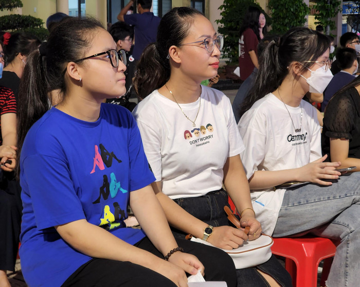 Chị Phạm Thị Thanh Thuý mẹ của học sinh Nguyễn Mai Phương trúng tuyển vào lớp 10 Trường Trung học phổ thông Trần Nguyên Hãn với số điểm 46,5 chia sẻ: "Lãnh đạo nhà trường tổ chức buổi tư vấn này rất cần thiết đối với phụ huynh và học sinh bởi năm nay là năm đầu tiên áp dụng chương trình Giáo dục phổ thông 2018 với cấp trung học phổ thông. Bản thân tôi và nhiều phụ huynh có khá nhiều những câu hỏi cần được giải đáp, đặc biệt như việc chọn lựa tổ hợp cho con như thế nào? Sau buổi ngày hôm nay, hai mẹ con tôi không còn băn khoăn gì nữa mà thống nhất sẽ lựa chọn học lớp có định hướng thi đại học Ban D để phù hợp với năng lực của con". (Ảnh: Phạm Linh) Chị Phạm Thị Thanh Thuý mẹ của học sinh Nguyễn Mai Phương trúng tuyển vào lớp 10 Trường Trung học phổ thông Trần Nguyên Hãn với số điểm 46,5 chia sẻ: "Lãnh đạo nhà trường tổ chức buổi tư vấn này rất cần thiết đối với phụ huynh và học sinh bởi năm nay là năm đầu tiên áp dụng chương trình Giáo dục phổ thông 2018 với cấp trung học phổ thông. Bản thân tôi và nhiều phụ huynh có khá nhiều những câu hỏi cần được giải đáp, đặc biệt như việc chọn lựa tổ hợp cho con như thế nào? Sau buổi ngày hôm nay, hai mẹ con tôi không còn băn khoăn gì nữa mà thống nhất sẽ lựa chọn học lớp có định hướng thi đại học Ban D để phù hợp với năng lực của con". (Ảnh: Phạm Linh)