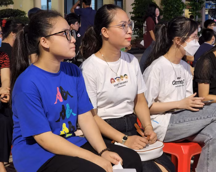 Chị Phạm Thị Thanh Thuý mẹ của học sinh Nguyễn Mai Phương trúng tuyển vào lớp 10 Trường Trung học phổ thông Trần Nguyên Hãn với số điểm 46,5 chia sẻ: "Lãnh đạo nhà trường tổ chức buổi tư vấn này rất cần thiết đối với phụ huynh và học sinh bởi năm nay là năm đầu tiên áp dụng chương trình Giáo dục phổ thông 2018 với cấp trung học phổ thông. Bản thân tôi và nhiều phụ huynh có khá nhiều những câu hỏi cần được giải đáp, đặc biệt như việc chọn lựa tổ hợp cho con như thế nào? Sau buổi ngày hôm nay, hai mẹ con tôi không còn băn khoăn gì nữa mà thống nhất sẽ lựa chọn học lớp có định hướng thi đại học Ban D để phù hợp với năng lực của con". (Ảnh: Phạm Linh)