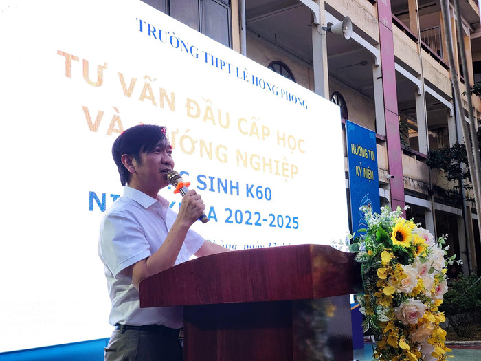 Thầy Đinh Hồng Tiệp - Hiệu trưởng Trường Trung học phổ thông Lê Hồng Phong phát biểu tại buổi tư vấn (Ảnh: Phạm Linh)