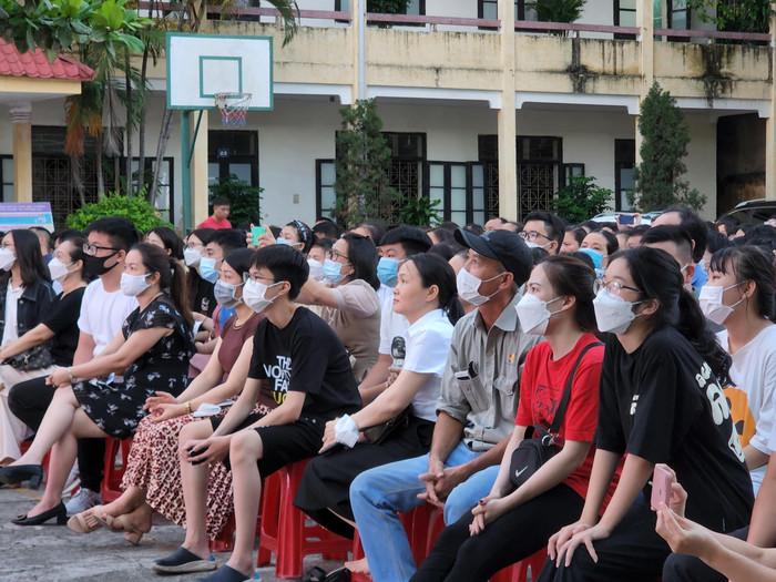 Phụ huynh và học sinh chăm chú lắng nghe tư vấn của thầy hiệu trưởng (Ảnh: Phạm Linh)