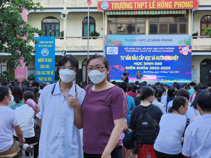 Chị Nguyễn Thị Thúy, phụ huynh học sinh lớp 10 trúng tuyển vào Trường Trung học phổ thông Lê Chân chia sẻ: “Tôi cũng được biết đây là năm đầu nhà trường tổ chức chương trình này để giúp phụ huynh có hiểu biết về chương trình mới. Việc chọn tổ hợp học ngay từ đầu giúp các con chọn nghề có độ chính xác cao hơn. Qua chương trình này gia đình cũng chọn được ngành nghề theo năng lực học tập và có định hướng nghề nghiệp cho con. Theo định hướng ban đầu thì con sẽ chọn khối D và gia đình cũng mong muốn con được học tập trong môi trường tốt nhất và phù hợp với năng lực của con nhất. Sau buổi tư vấn hôm nay, mình sẽ có quyết định được chính xác hơn!” (Ảnh: Phạm Linh)