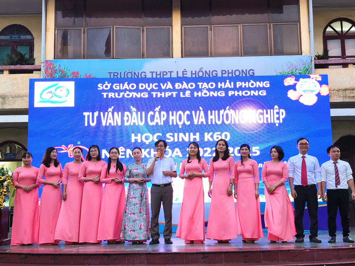 Nhà trường giới thiệu đội ngũ giáo viên chủ nhiệm đón học sinh niên khoá 2022 - 2025 (Ảnh: Phạm Linh)