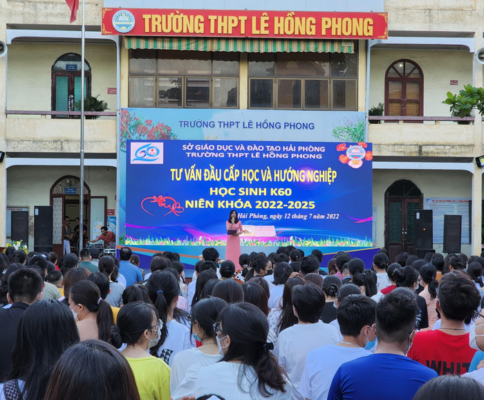 Trường Trung học phổ thông Lê Hồng Phong tổ chức tư vấn giúp phụ huynh, học sinh có thêm hiểu biết về chương trình Giáo dục phổ thông 2018 cũng như đưa ra định hướng nghề nghiệp sớm cho con (Ảnh: Phạm Linh)