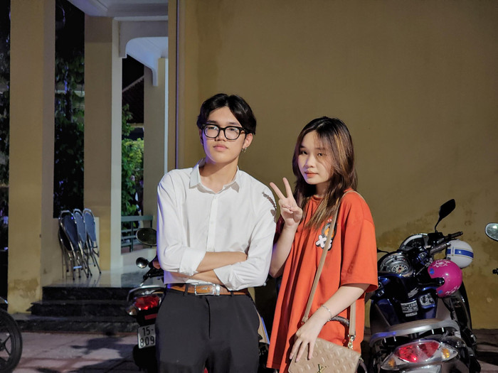 Học sinh lưu lại những bức ảnh kỷ niệm (Ảnh: Phạm Linh)