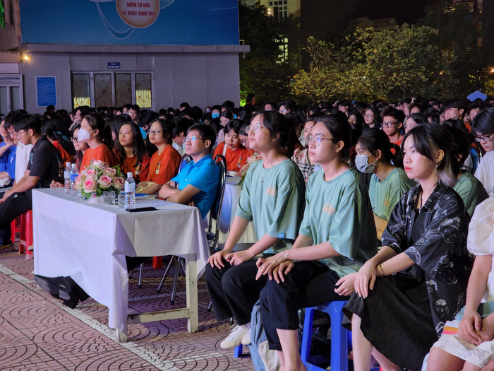 Học sinh chăm chú lắng nghe lời dặn của thầy (Ảnh: Phạm Linh)