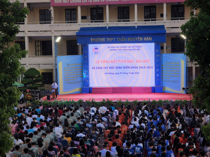 Lễ tổng kết năm học 2021 - 2022 có sự tham gia của 1.612 học sinh cùng phụ huynh Trường Trung học phổ thông Trần Nguyên Hãn (Ảnh: Phạm Linh)