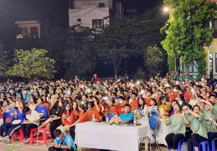 Học sinh toàn trường cùng hoà âm những ca khúc nhẹ nhàng, ý nghĩa (Ảnh: Phạm Linh)