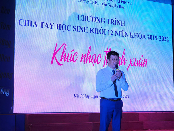 Hiệu trưởng Nguyễn Minh Quý nhắn nhủ tới học sinh khối 12 niên khoá 2019 - 2022 (Ảnh: Phạm Linh)