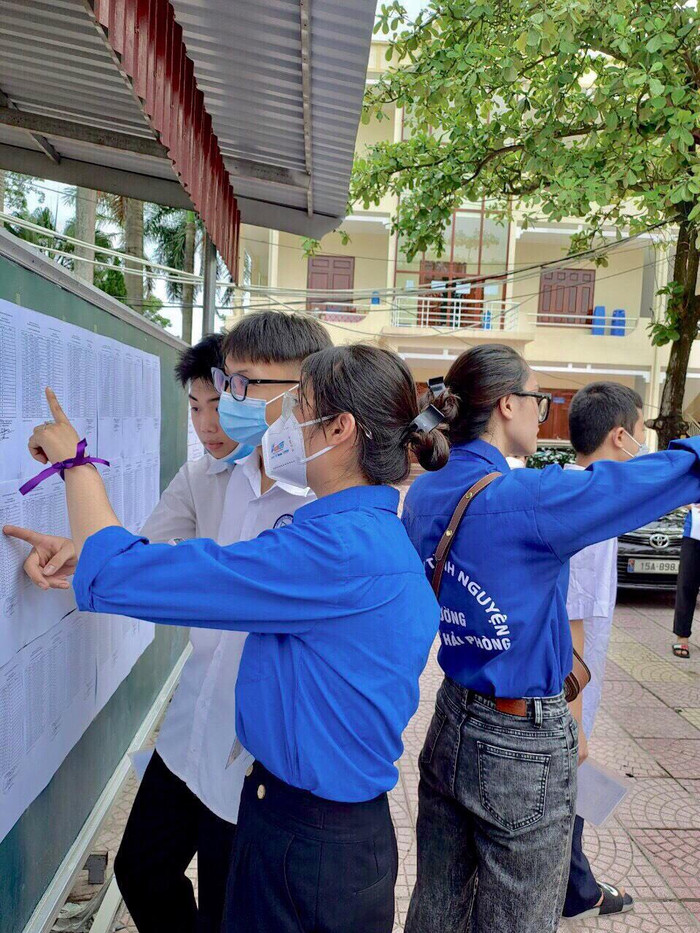 Sinh viên tình nguyện hỗ trợ thí sinh tới làm thủ tục dự thi tốt nghiệp (Ảnh: CTV)