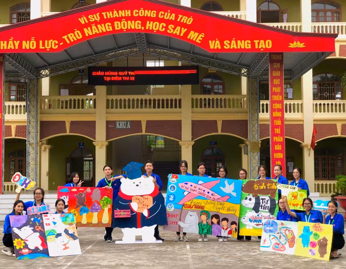 Những 'banner' được chuẩn bị công phu với nhiều màu sắc rực rỡ tạo không khí vui tươi và tiếp thêm động lực cho các sĩ tử Hải Phòng (Ảnh: CTV)