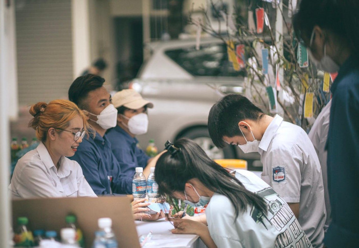 Các sĩ tử tại điểm thi Trường Trung học phổ thông Ngô Quyền lưu lại những lời nhắn, kỷ niệm đẹp trong kỳ thi tốt nghiệp trung học phổ thông năm 2022 (Ảnh: CTV)