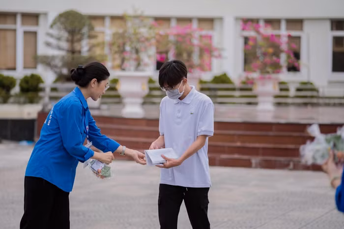 Sinh viên Trường Đại học Hàng hải Việt Nam sáng tạo nhiều mô hình cổ vũ độc đáo, ý nghĩa (Ảnh: CTV)