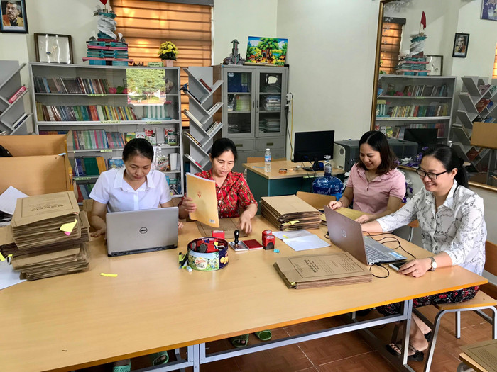 Công tác tiếp nhận và kiểm tra hồ sơ tại Trường Trung học cơ sở Mạo Khê I (Ảnh: Phạm Linh)