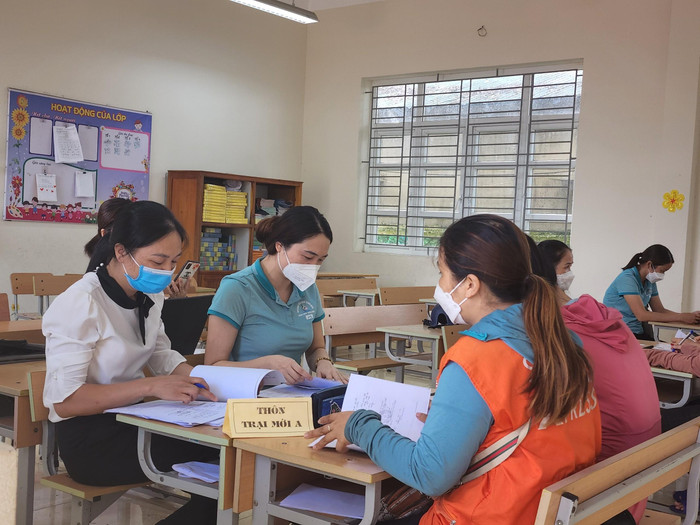 Các phòng tiếp nhận hồ sơ được chia theo thôn, xã, khu phố để tạo điều kiện thuận lợi cho phụ huynh khi đến tuyển sinh (Ảnh: Phạm Linh)