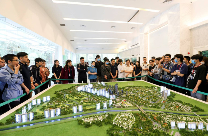 Sinh viên ngành Kiến trúc canh quan, Trường Đại học Xây dựng Hà Nội. Ảnh: NVCC. 1622099123-1798254484-ch-ng-trinh-tham-quan-cho-sinh-vien.jpg