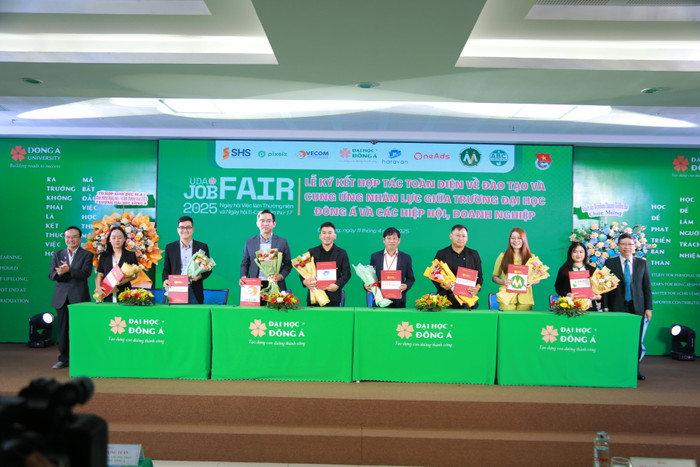 DN ky ket dao tao va tuyen dung SV_IMG_9920.JPG