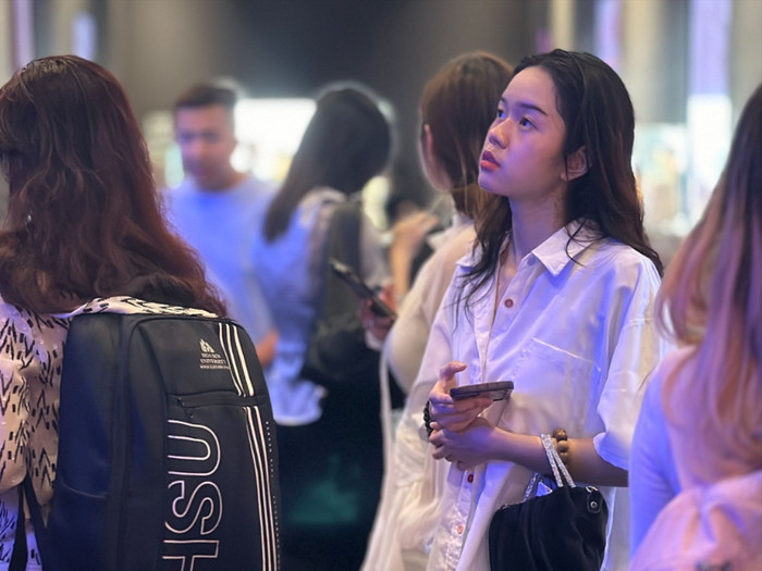 Em Liêu Huỳnh Minh Thư sinh viên ngành Thiết kế thời trang (Khoá 2022), Trường Đại học Hoa Sen. Ảnh: NVCC. (3) Liêu Huỳnh Minh Thư (phải).jpg