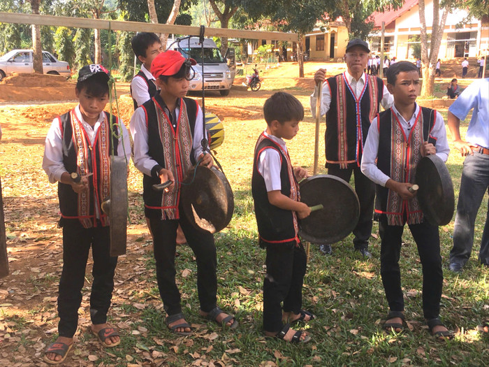 Các nghệ nhân Giẻ Triêng truyền dạy âm nhạc truyền thống cho học sinh Trường Phổ thông dân tộc nội trú Trung học cơ sở và Trung học phổ thông Đak G'long, Đak Gray, Kon Tum. Ảnh: NVCC. Các nghệ nhân Giẻ Triêng truyền dạy cho HS trường Nội Trú Đak K'long (huyện Đak Gray, tỉnh Kon Tum).jpg