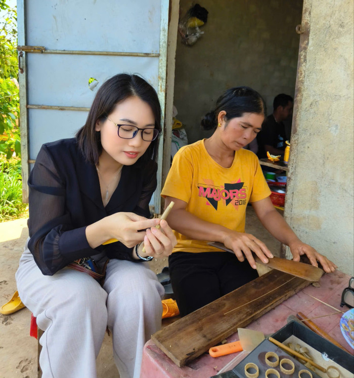 Tiến sĩ Nguyễn Thị Thanh Vân (ngoài cùng bên trái) tìm hiểu nghề làm nhẫn bạc của người Chu ru ở Đạ Huoai, Đơn Dương, Lâm Đồng. Ảnh: NVCC. Tìm hiểu nghề làm nhẫn bạc của người Chu ru ở Đạ Hoai, Đơn Dương, Lâm Đồng.jpg