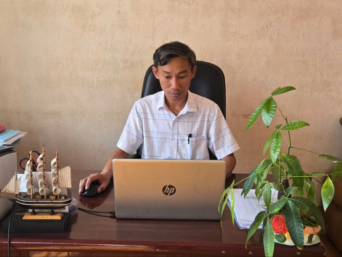Thầy Phạm Quốc Việt - Hiệu trưởng Trường phổ thông dân tộc bán trú Tiểu học và Trung học cơ sở Đắk Sao (xã Đắk Sao, Quảng Ngãi). Ảnh: NVCC. z6399425251812-5eaae5cf6a346e7b0d71b3d0921d0bf3-7748-825.jpg
