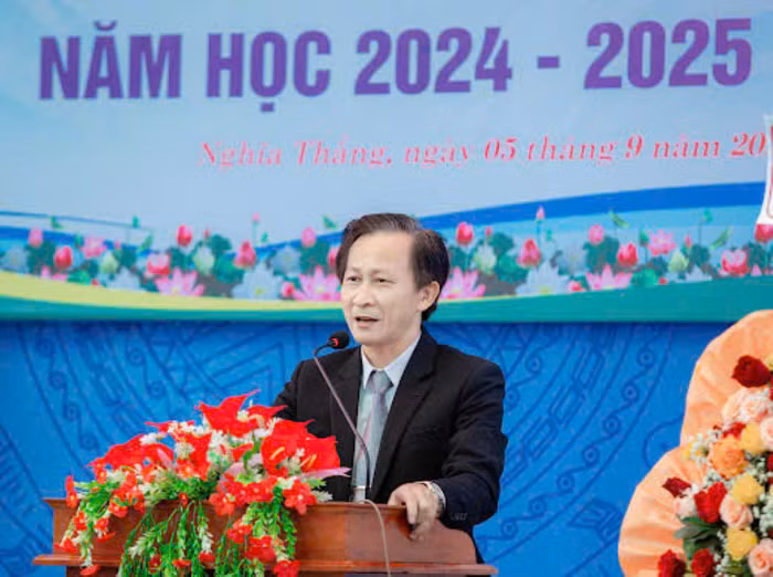 Thầy Nguyễn Phúc Lộc - Hiệu trưởng Trường Trung học cơ sở Nghĩa Thắng (Quảng Ngãi). Ảnh: NVCC.