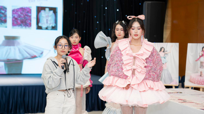 Sinh viên ngành Thiết kế thời trang, Trường Đại học Hoa Sen bảo vệ đồ án. Ảnh: NTCC. Bảo vệ Đồ án Tốt nghiệp(1).jpg