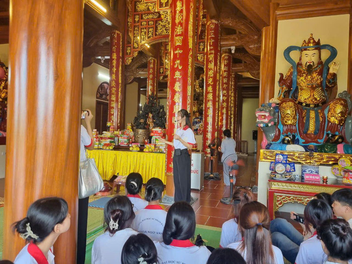 Sinh viên ngành Việt Nam học, Trường Đại học Sư phạm Hà Nội 2 đi thực tế tại chùa An Hòa (Vĩnh Phúc). Ảnh: NTCC. Thực tế hướng dẫn viên tại chùa An Hoà.jpg