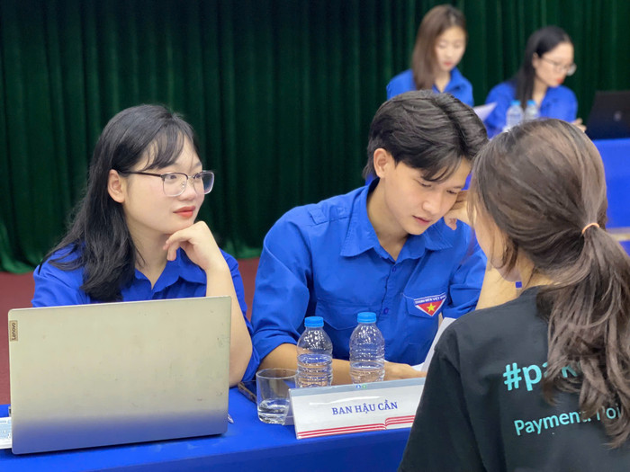 Em Nguyễn Trọng Cương (ngoài cùng bên phải) – Sinh viên K47 ngành Việt Nam học, Trường Đại học Sư phạm Hà Nội 2. Ảnh: NTCC. SV Nguyễn Trọng Cương.jpg