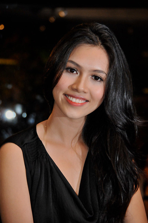 Sự thay đổi gu thời trang một cách chóng mặt của Á hậu cuộc thi Hoa hậu Việt Nam 2010 khiến bao người yêu mến cô không khỏi ngỡ ngàng. Vứt bỏ hình ảnh trong sáng và mỏng manh như sương mai, Hoàng My đang nối dài danh sách 'kiều nữ Việt ăn mặc sexy'. Xem thêm: Không còn sốc khi Sao Việt nghiện... khoe rốn / Hoàng Thùy Linh: Mộc mạc mà nên...duyên / Sao Việt và những chiếc váy ren biết nói / Chiêm ngưỡng Sao Việt diện thời trang...quê / Lộ diện thần tượng thời trang đầu tiên của F-idol Sự thay đổi gu thời trang một cách chóng mặt của Á hậu cuộc thi Hoa hậu Việt Nam 2010 khiến bao người yêu mến cô không khỏi ngỡ ngàng. Vứt bỏ hình ảnh trong sáng và mỏng manh như sương mai, Hoàng My đang nối dài danh sách 'kiều nữ Việt ăn mặc sexy'. Xem thêm: Không còn sốc khi Sao Việt nghiện... khoe rốn / Hoàng Thùy Linh: Mộc mạc mà nên...duyên / Sao Việt và những chiếc váy ren biết nói / Chiêm ngưỡng Sao Việt diện thời trang...quê / Lộ diện thần tượng thời trang đầu tiên của F-idol