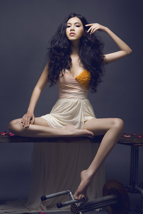 Hoang dại hơn trong hình ảnh tóc xù Xem thêm: Không còn sốc khi Sao Việt nghiện... khoe rốn / Hoàng Thùy Linh: Mộc mạc mà nên...duyên / Sao Việt và những chiếc váy ren biết nói / Chiêm ngưỡng Sao Việt diện thời trang...quê / Lộ diện thần tượng thời trang đầu tiên của F-idol Hoang dại hơn trong hình ảnh tóc xù Xem thêm: Không còn sốc khi Sao Việt nghiện... khoe rốn / Hoàng Thùy Linh: Mộc mạc mà nên...duyên / Sao Việt và những chiếc váy ren biết nói / Chiêm ngưỡng Sao Việt diện thời trang...quê / Lộ diện thần tượng thời trang đầu tiên của F-idol