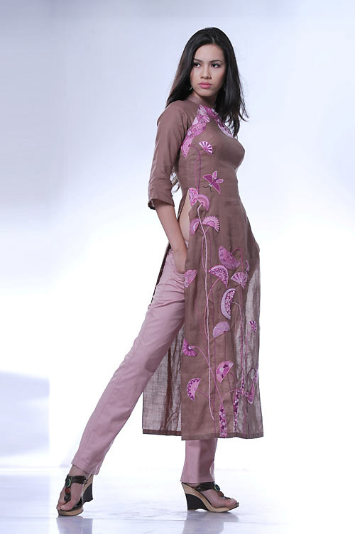 Phá cách, nhưng vẫn là áo dài Việt. Xem thêm: Không còn sốc khi Sao Việt nghiện... khoe rốn / Hoàng Thùy Linh: Mộc mạc mà nên...duyên / Sao Việt và những chiếc váy ren biết nói / Chiêm ngưỡng Sao Việt diện thời trang...quê / Lộ diện thần tượng thời trang đầu tiên của F-idol Phá cách, nhưng vẫn là áo dài Việt. Xem thêm: Không còn sốc khi Sao Việt nghiện... khoe rốn / Hoàng Thùy Linh: Mộc mạc mà nên...duyên / Sao Việt và những chiếc váy ren biết nói / Chiêm ngưỡng Sao Việt diện thời trang...quê / Lộ diện thần tượng thời trang đầu tiên của F-idol