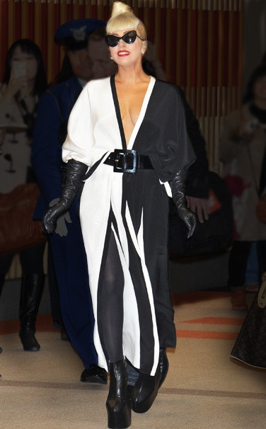 Nữ ca sĩ lập dị Lady Gaga gây ấn tượng tại sân bay quốc tế Narita ở Nhật Bản, với trang phục váy xẻ đùi màu trắng đen.