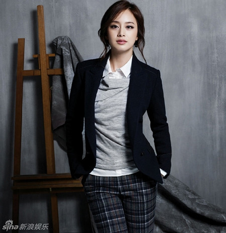 Áo sơ mi kết hợp áo phông và áo khoác, nhưng điểm nhấn chính là chiếc quần sọc ca rô cá tính. Xem thêm: BST Gap: Trẻ trung bừng sáng/ Tinh tế và quyến rũ Váy Xuân Zac Posen/ BST váy vũ điệu đón Xuân/ BST mới của Zara giành cho phái mạnh Áo sơ mi kết hợp áo phông và áo khoác, nhưng điểm nhấn chính là chiếc quần sọc ca rô cá tính. Xem thêm: BST Gap: Trẻ trung bừng sáng/ Tinh tế và quyến rũ Váy Xuân Zac Posen/ BST váy vũ điệu đón Xuân/ BST mới của Zara giành cho phái mạnh