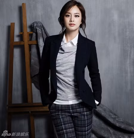 Áo sơ mi kết hợp áo phông và áo khoác, nhưng điểm nhấn chính là chiếc quần sọc ca rô cá tính. Xem thêm: BST Gap: Trẻ trung bừng sáng/ Tinh tế và quyến rũ Váy Xuân Zac Posen/ BST váy vũ điệu đón Xuân/ BST mới của Zara giành cho phái mạnh