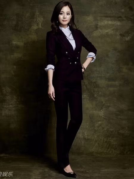 Thời trang công sở thanh lịch và sang trọng cho quý cô văn phòng. Xem thêm: BST Gap: Trẻ trung bừng sáng/ Tinh tế và quyến rũ Váy Xuân Zac Posen/ BST váy vũ điệu đón Xuân/ BST mới của Zara giành cho phái mạnh