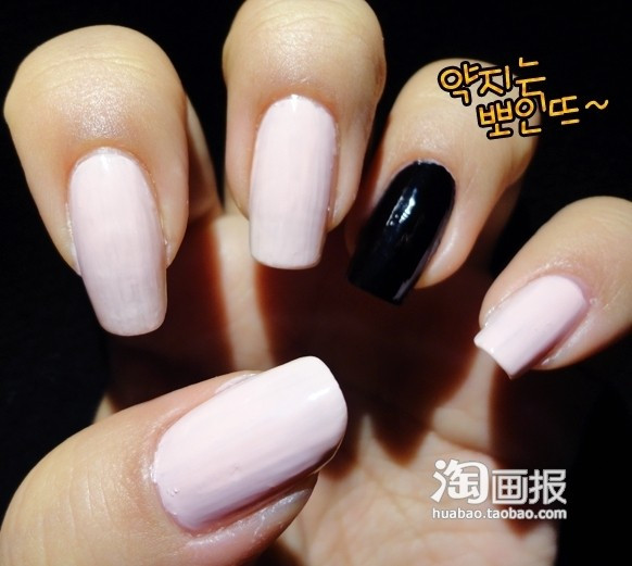 Kiểu 3: Tiếp tục dùng màu hồng nhạt và màu đen để làm nền cho móng tay.