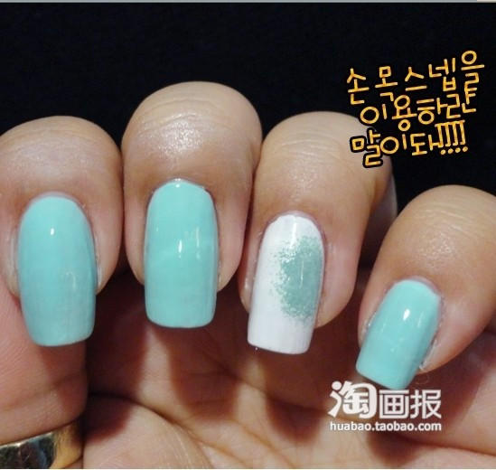 Rồi ấn miếng xốp lên đầu móng tay màu trắng bạn sẽ được kết quả như thế này.