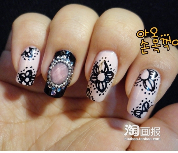 Cầu kỳ hơn bạn có thể trang điểm cho móng tay màu đen theo kiểu này. . Vậy là bạn đã hoàn thành bộ móng tay siêu đẹp cho tết này rồi.