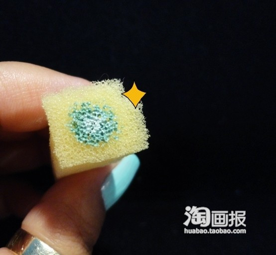 Lấy một mảnh xốp nhỏ rồi bôi lớp sơn móng tay màu xanh lam trên đó.