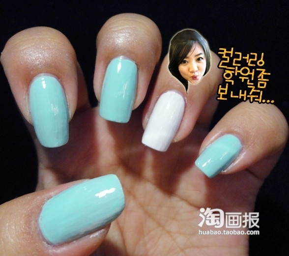 Kiểu 2: Cũng dùng hai màu nền xanh và trắng tô lên móng tay.