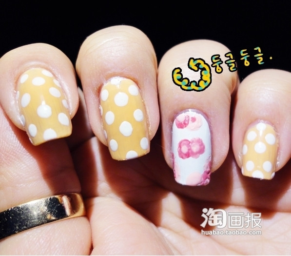 Dùng màu hồng nhạt vẽ hình hoa hồng lên móng tay màu trắng.